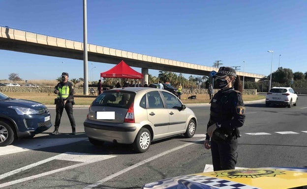 La policía de Alicante pone 66 denuncias a conductores por saltarse el cierre perimetral