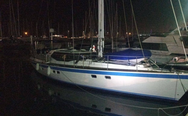 Los bomberos extinguen un incendio en un velero de 17 metros atracado en el puerto de Alicante