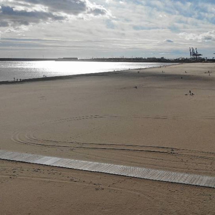 El viento vacía las playas y aplaza la decisión sobre el cierre en Valencia