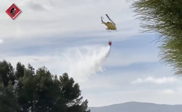 Los bomberos estabilizan un incendio forestal entre Alcoy y Cocentaina