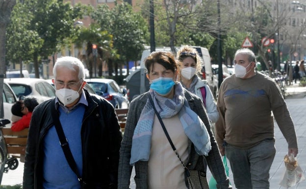 Dos de cada tres posibles infectados acude a la PCR con una mascarilla de dudosa utilidad