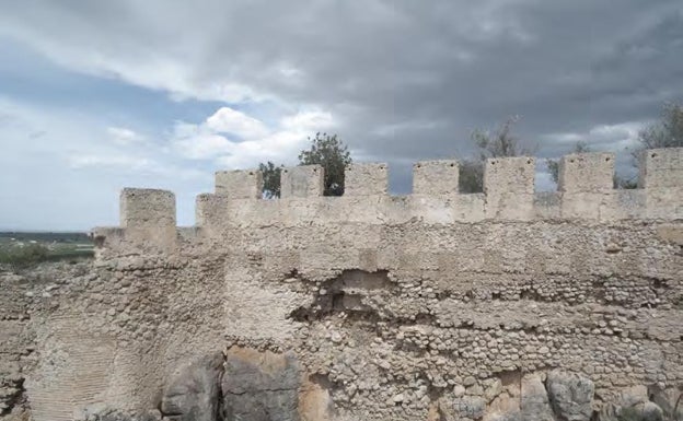 Las obras para consolidar la muralla del Castillo de Corbera durarán cuatro meses