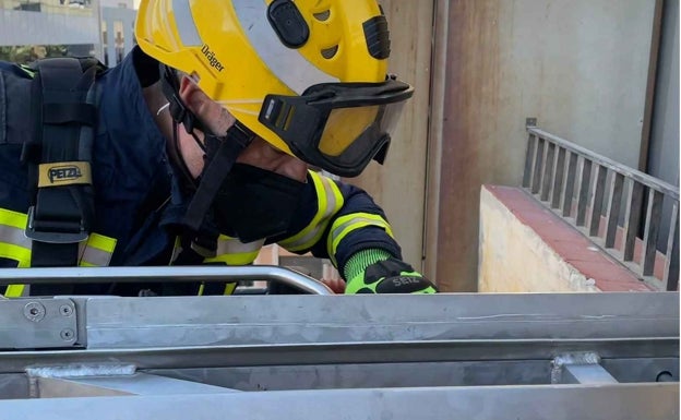 Los bomberos rescatan en Alicante a un operario atrapado en una obra tras sufrir una caída mientras trabajaba