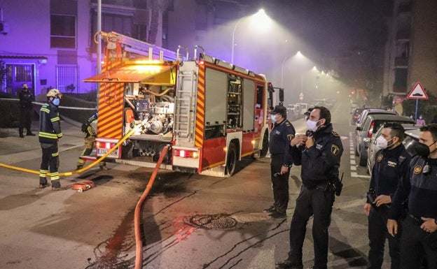 Un incendio afecta a dos vehículos estacionados en un aparcamiento exterior en Alicante