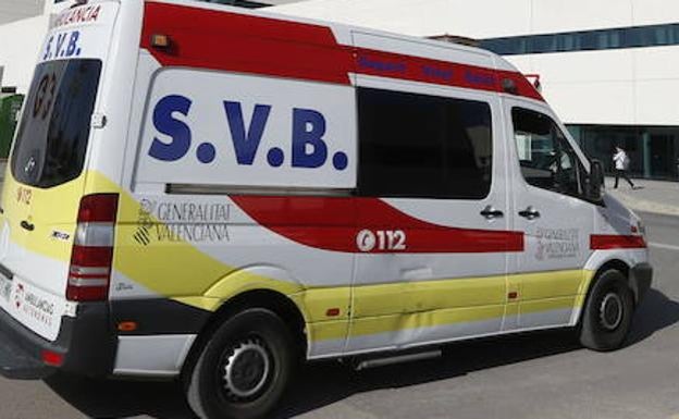 Un conductor herido al volcar su camión en Anna