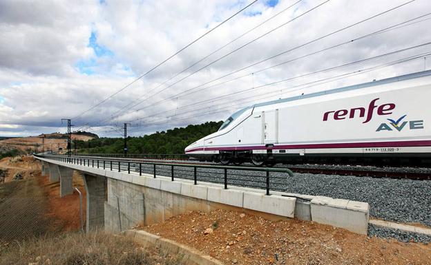 El AVE conecta Madrid y Orihuela en 2 horas y 35 minutos desde hoy lunes