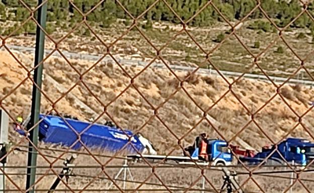 Un camión volcado por el viento y otros dos accidentes complican el tráfico en Valencia