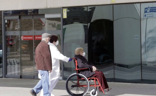 La Fe prohíbe los acompañantes de los enfermos para frenar los contagios