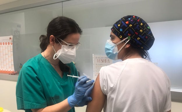 Segunda dosis de vacunas en un centro de mayores de Gandia y en los consultorios médicos