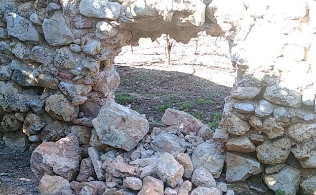 Agujerean un muro del monasterio de la Valldigna