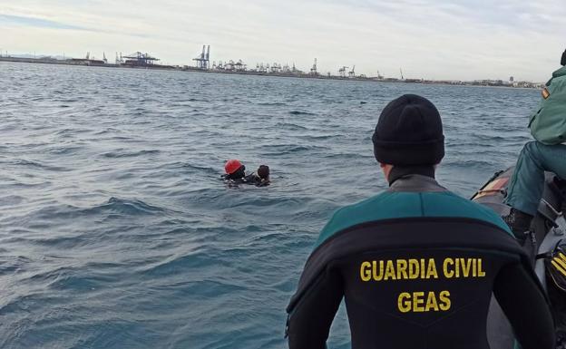 Buzos de la Guardia Civil rescatan el cadáver del joven que desapareció en aguas de Valencia