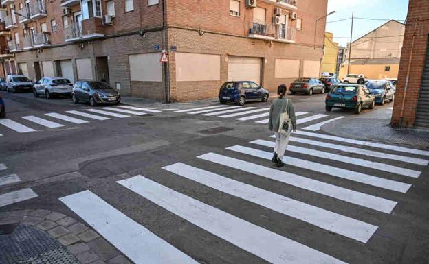 El Ayuntamiento de Valencia pinta 17 nuevos pasos de peatones en una pedanía