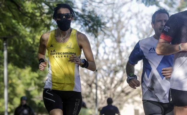 Los expertos aconsejan a los corredores fraccionar el entrenamiento o hacer pequeñas paradas por el uso de mascarilla