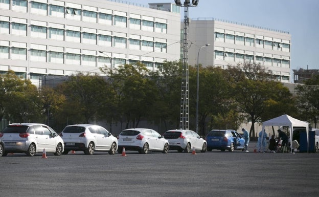 Educación contrata PCR privadas tras las críticas de casi 200 colegios