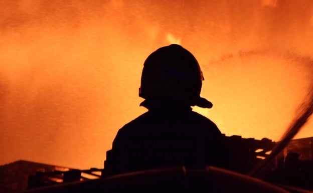 Los bomberos extinguen de madrugada un incendio industrial en una empresa de palets en Alicante