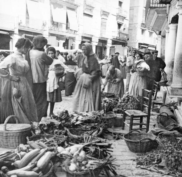 Mercado de verduras en la plaza del Torico, en Teruel, en 1909. marqués de santa maría del villar/