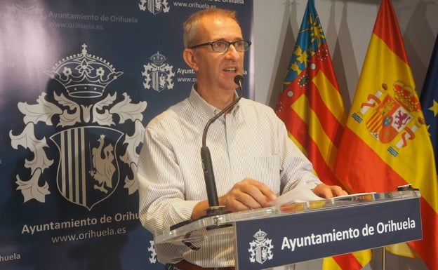 El concejal de Sanidad de Orihuela renuncia a sus competencias sin dejar el acta tras vacunarse