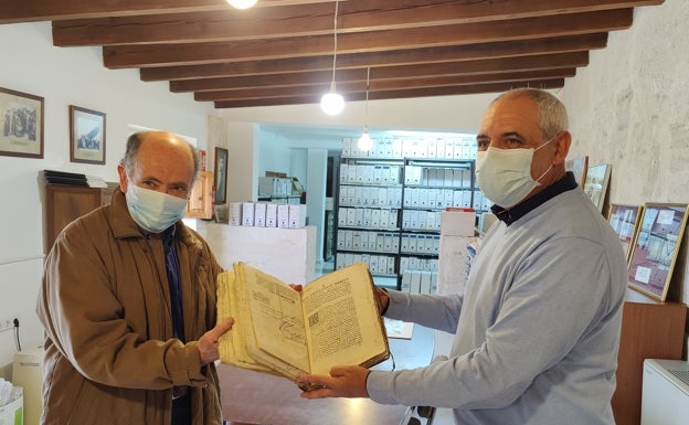 Fernando Goberna dona a Aielo de Malferit un libro de acuerdos municipales de 1744