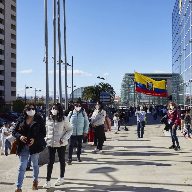 Dos horas de cola para el primer voto en pandemia