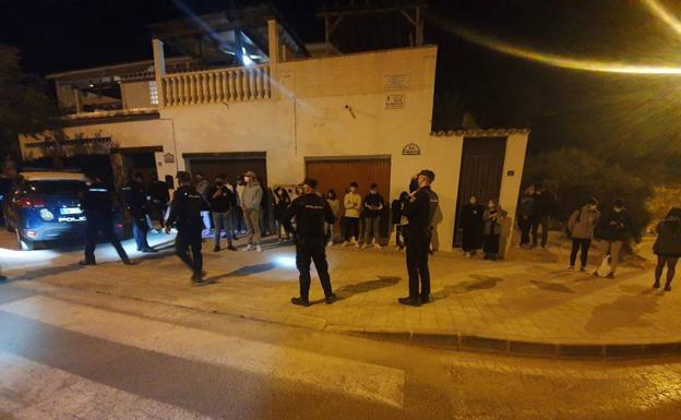 Alicante: disuelven un botellón con un centenar de jóvenes, algunos menores, en un mirador de difícil acceso