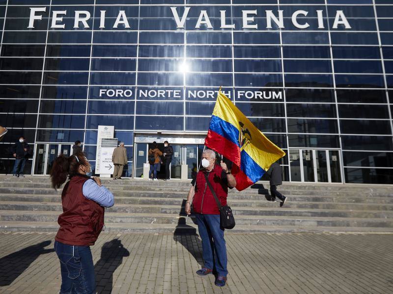 Miles de ecuatorianos acuden a votar a Feria Valencia