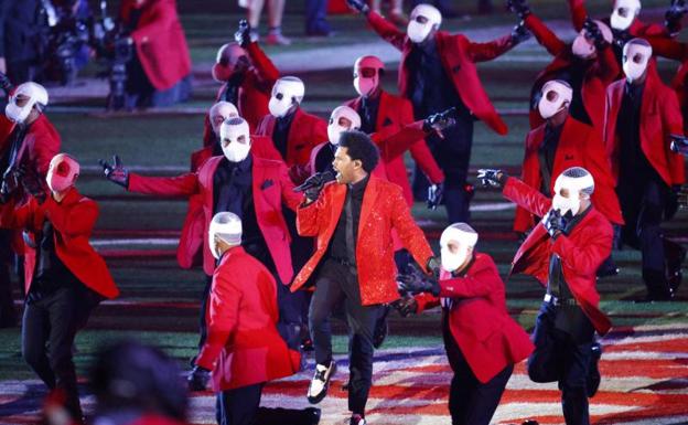 Vídeo: la actuación de The Weeknd en la Super Bowl, vestido de Givenchy