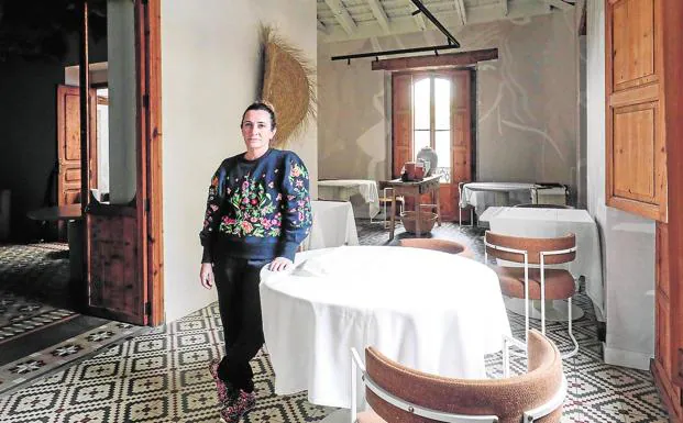 La chef de La Salita, en la sala de su restaurante en Ruzafa.