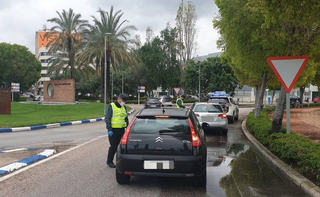 Denuncian a un hombre por intentar saltarse el cierre perimetral para ir a una gasolinera de Gandia