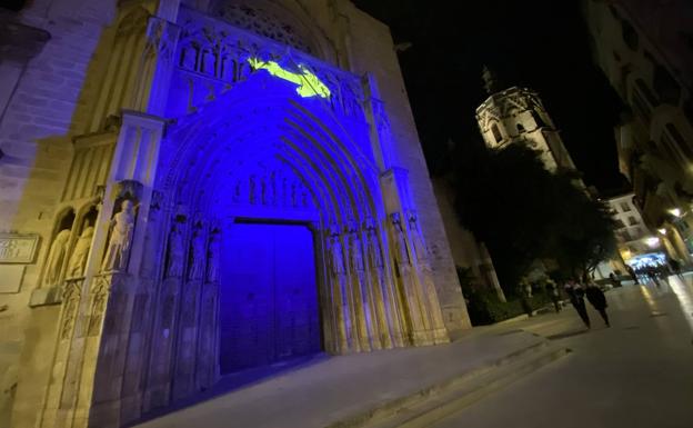 ¿Por qué la Catedral de Valencia está iluminada con una flecha amarilla?