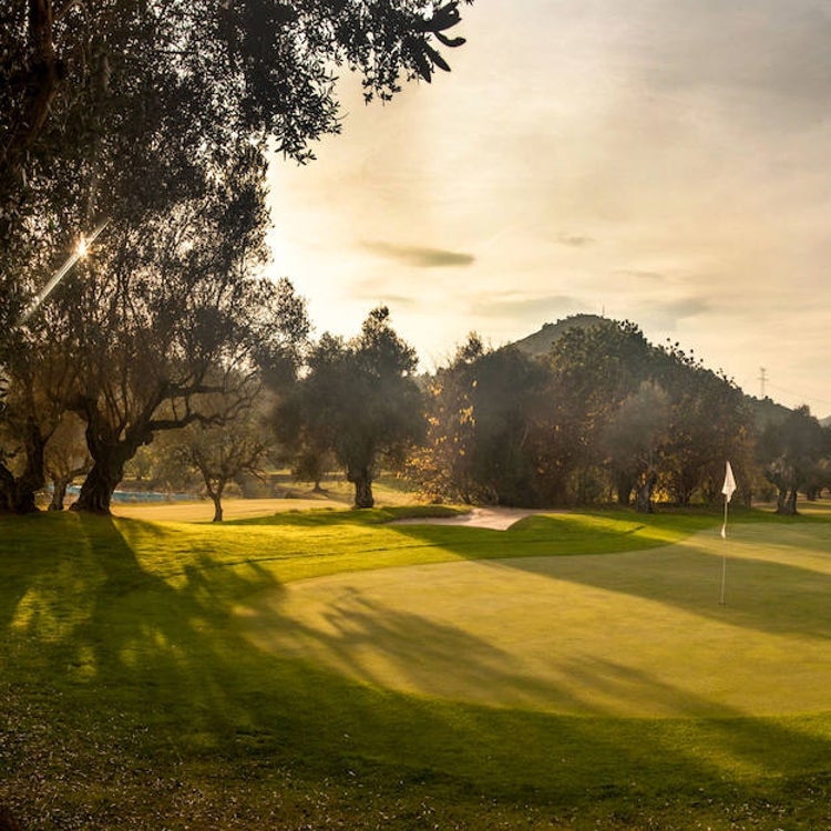 Los campos de golf apelan a su condición de actividad al aire libre para reivindicar su reapertura