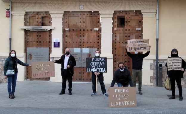 Vecinos de Riba-roja se concentran para pedir soluciones contra okupas «peligrosos»