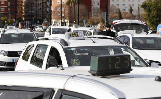 La Generalitat anuncia una ayuda de 1.000 euros como mínimo a cada taxista