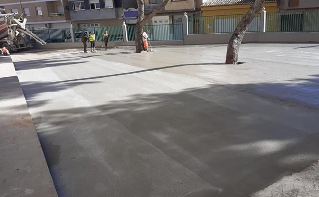 Turís renueva el pavimento del patio del colegio