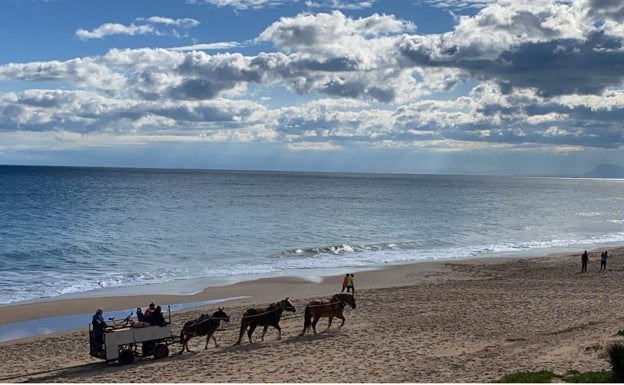 Desde un carro de caballos por la playa de Tavernes hasta la isla de Ibiza desde el Montgó