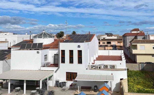 Beniflà ahorrará el 50% de luz al año con la instalación de placas solares