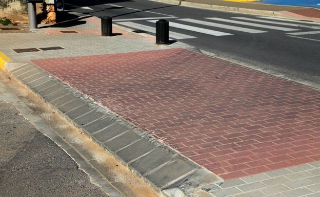 Tres meses para arreglar unos bordillos que dañan los bajos de los coches