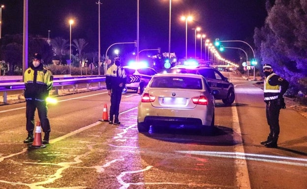 La Policía Local de Alicante disuelve cuatro grupos de jóvenes de botellón entre semana