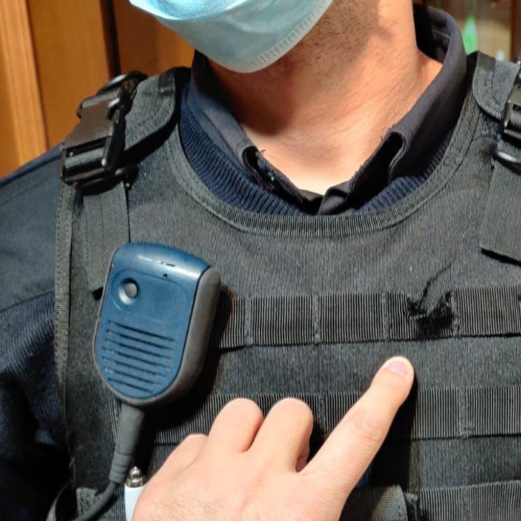 El chaleco antibalas salva a dos policías atacados con un cuchillo por una mujer en Valencia