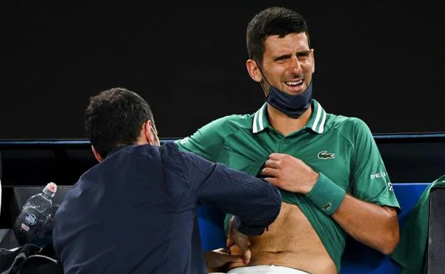 Djokovic es tratado de sus molestias físicas durante el partido ante Fritz,/ep