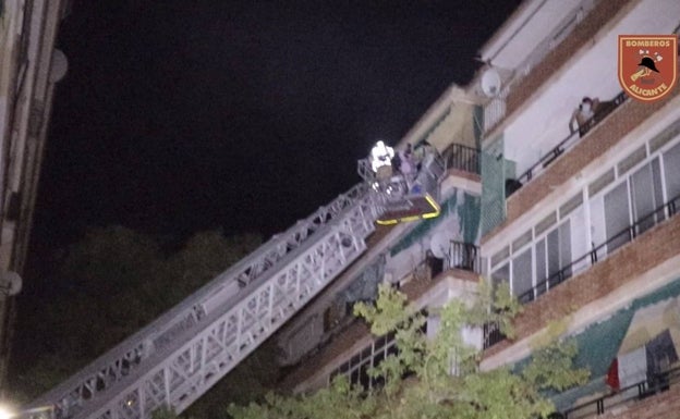 Un incendio en una vivienda de Virgen del Remedio deja diez heridos por inhalación de humo