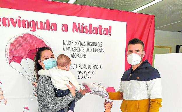 Un total de 78 familias reciben ayudas por nacimientos o adopciones