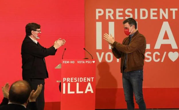 El presidente del Gobierno, Pedro Sánchez y el candidato del PSC a la presidencia de la Generalitat, Salvador Illa (i), durante un acto de campaña del PSC para las elecciones catalanas del 14 de febrero en Salou (Tarragona)/ EFE