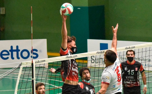 Gran victoria del Xàtiva voleibol masculino en la difícil cancha del Villena-Petrer