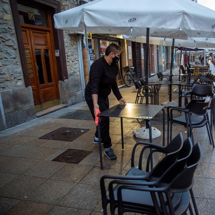 Los hosteleros frenan su protesta para tratar de pactar la desescalada