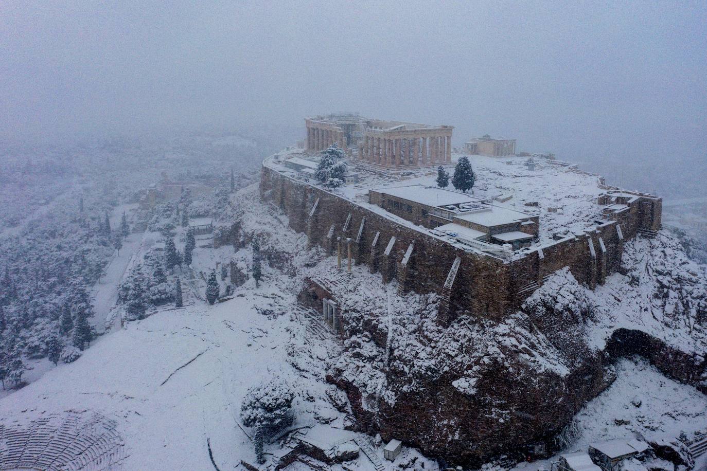 La nieve cubre Atenas y deja imágenes insólitas de sus monumentos