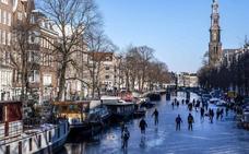 El frío convierte los canales de Amsterdam en pistas de patinaje