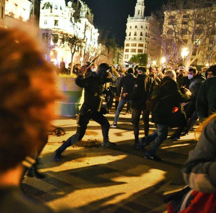 Exaltados cortan calles y queman contenedores tras una protesta de independentistas en Valencia