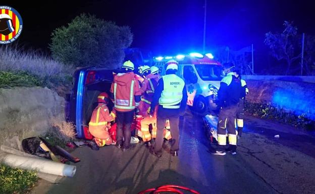 Dos jóvenes resultan heridos en un accidente de coche en Rafelbunyol