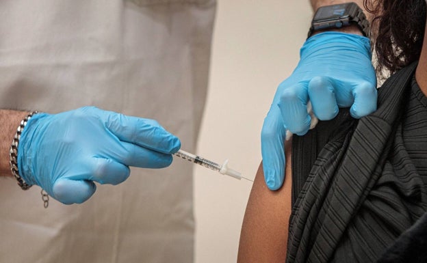 El retraso de Moderna amenaza con demorar la inmunización de sanitarios