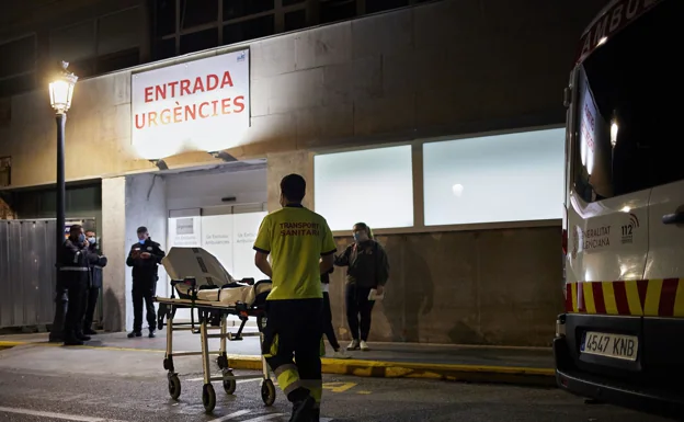 Entrada del Servicio de Urgencias del Hospital Clínico. /IVÁN ARLANDIS
